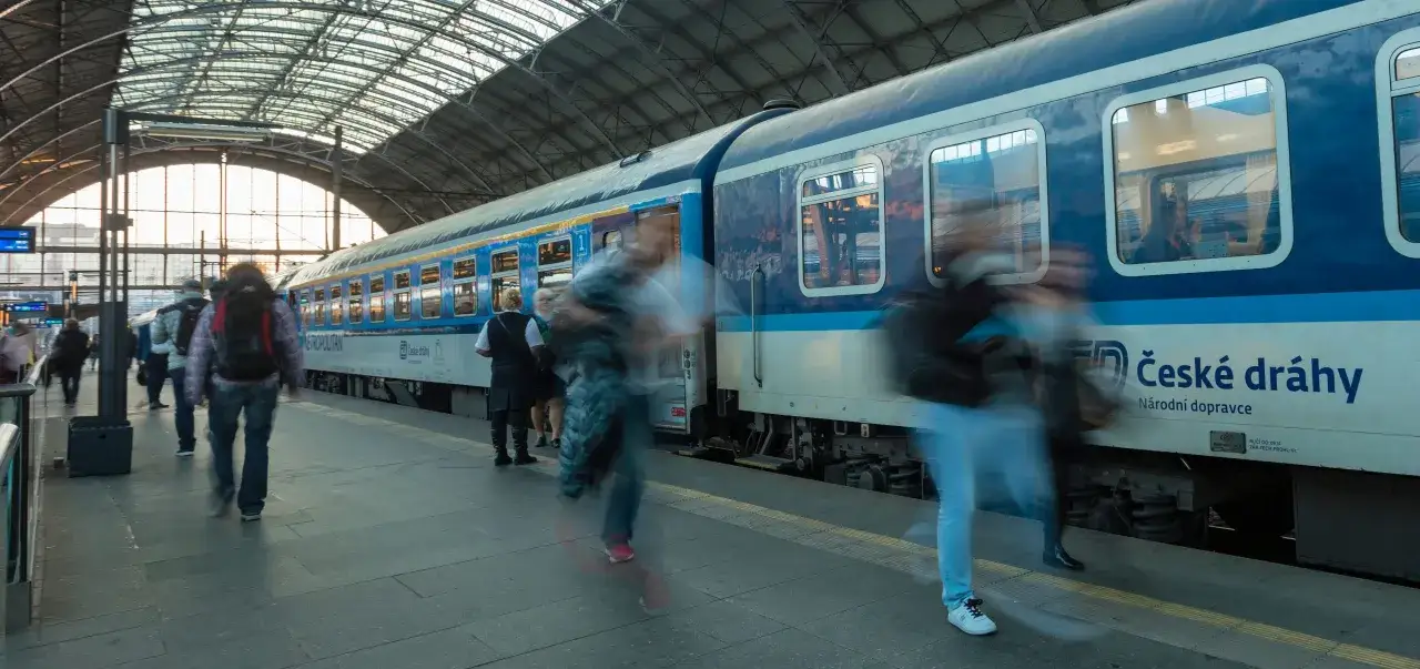 Pasażerowie spieszą się na peronie, by wsiąść do pociągu České dráhy w Czechach.