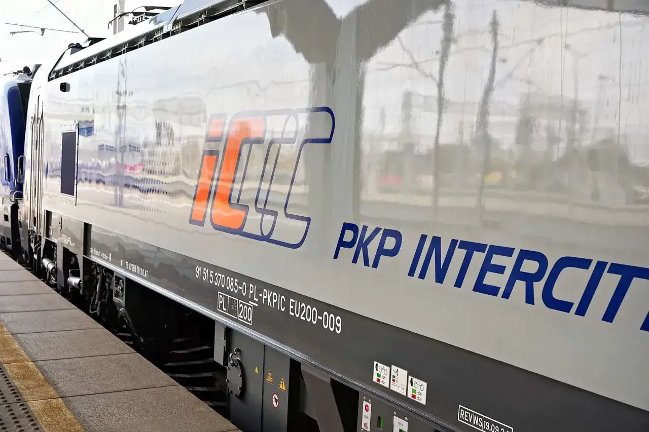 Biały pociąg PKP Intercity z pomarańczowym logo. Lowcy promo PKP wypatrują okazji do podróży tym nowoczesnym składem.