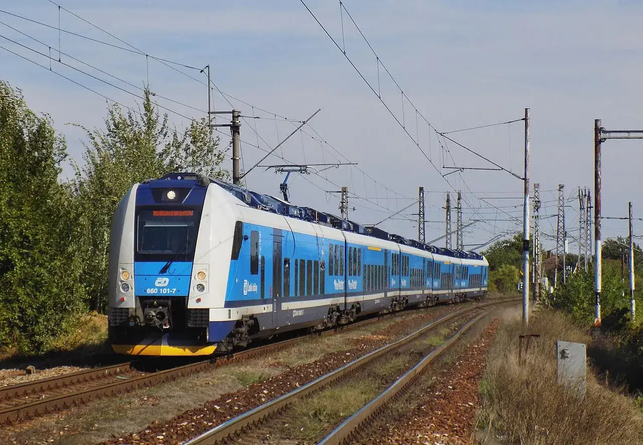 Niebieski pociąg ČD 660 101-7 na torach. Sprawdź ceske drahy rozkład jazdy, by zaplanować podróż.