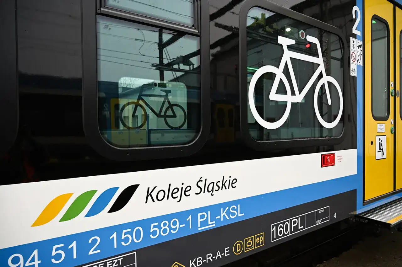 Pociągi Kolei Śląskich z oznaczeniem przewozu rowerów.