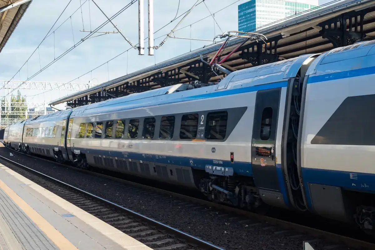 Pendolino na dworcu. Czy na Pendolino są zniżki dla emerytów? Pociąg PKP Intercity czeka na pasażerów.