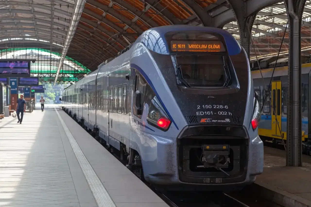 Nowoczesny pociąg PKP Intercity na dworcu. Zastanawiasz się, ile trwa kurs na konduktora? To ciekawa ścieżka kariery!