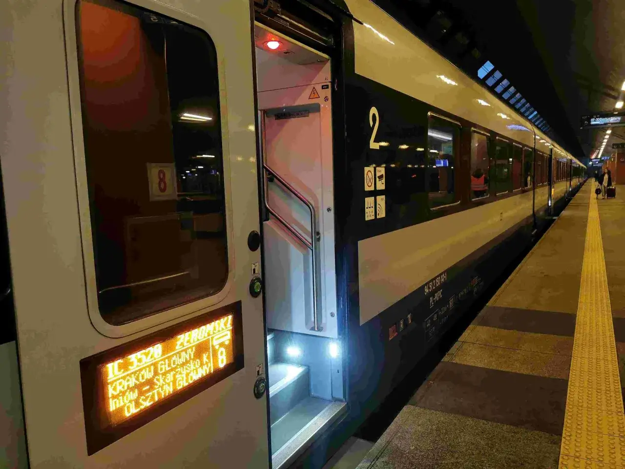 Pociąg Pendolino IC 3528 relacji Kraków Główny - Warszawa Wschodnia czeka na pasażerów.