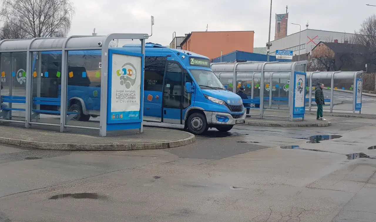 Niebieski bus na dworcu autobusowym w Chrzanowie czeka na pasażerów.