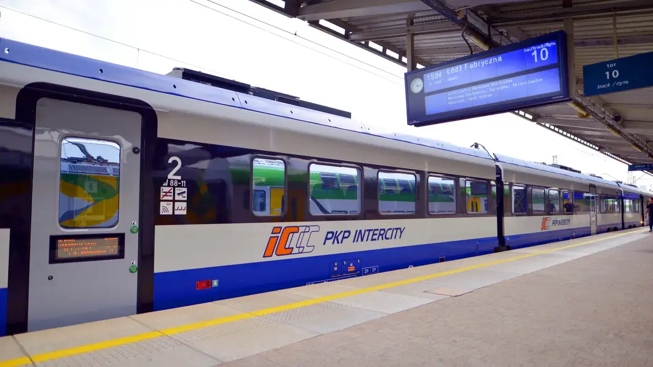 Pociąg Pendolino PKP Intercity na peronie. Czy na pendolino są zniżki dla emerytów? Informacja na tablicy: Łódź Fabryczna.