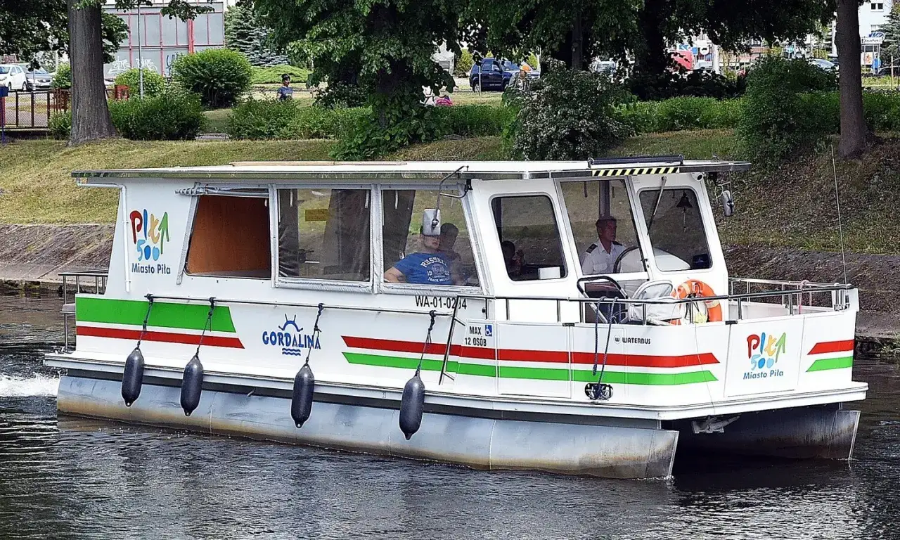 Gordalina, tramwaj wodny miasta Piła, płynie po rzece.