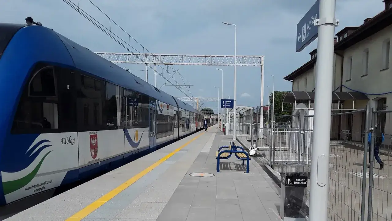 Pociąg PKP Elbląg na peronie, gotowy do podróży z Warszawy do Giżycka.