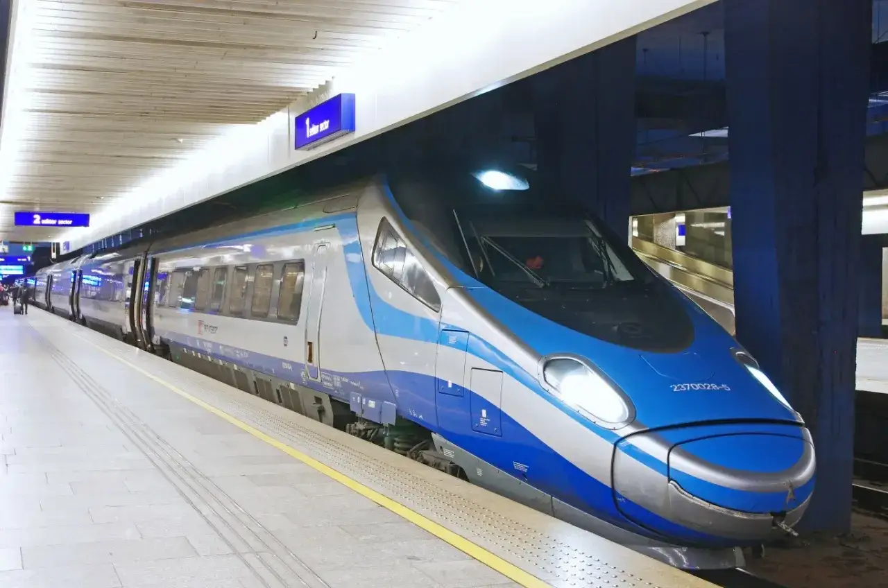 Pendolino na dworcu. Czy na pendolino są zniżki dla emerytów? Pociąg PKP Intercity czeka na pasażerów.