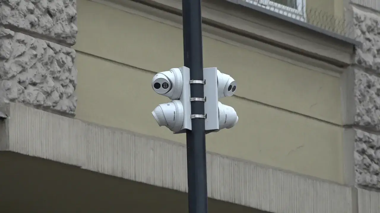 Cztery kamery monitorujące teren dworca w Słupsku zamontowane na słupie.