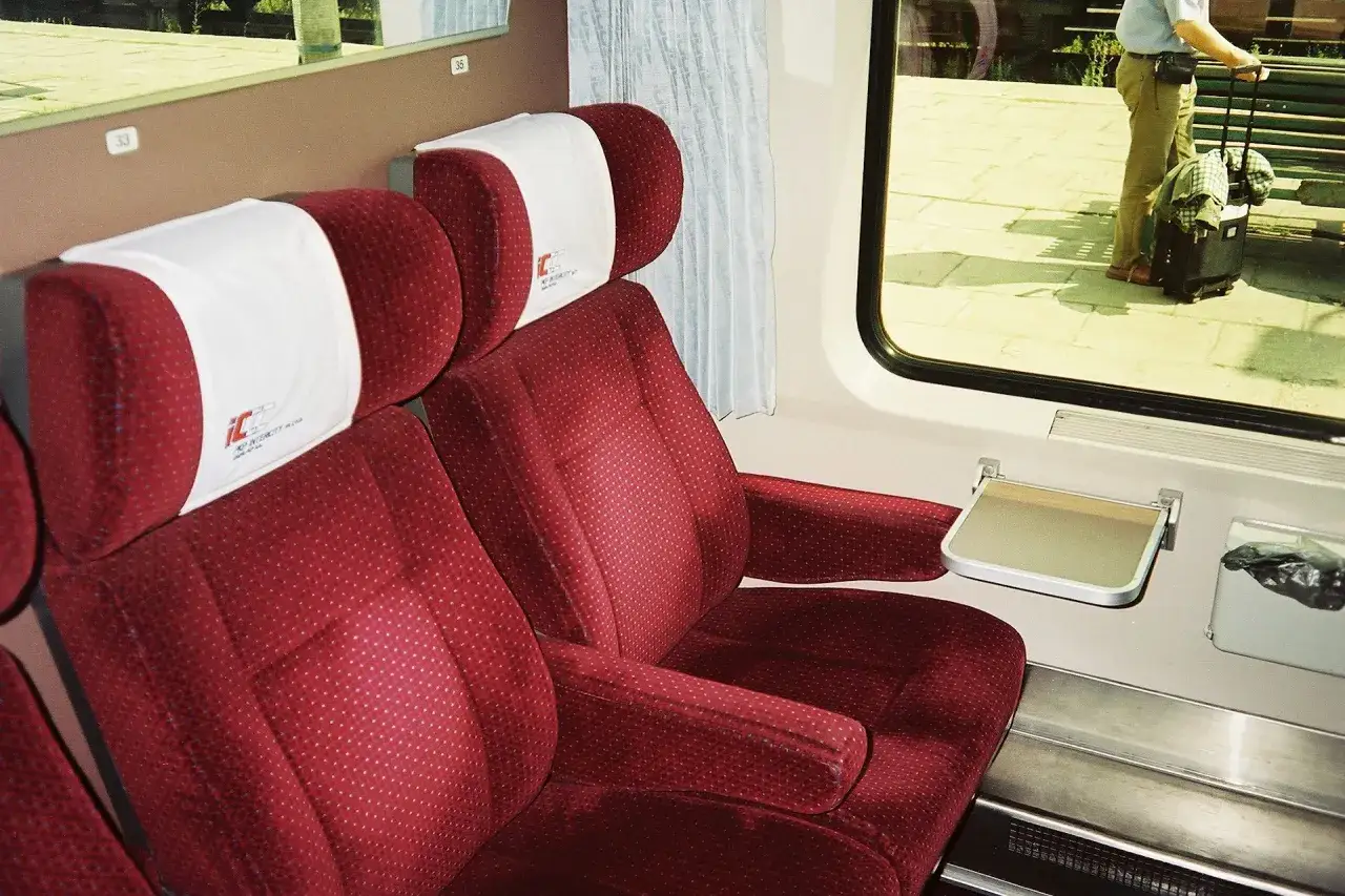 Wygodne fotele w wagonach PKP Intercity, idealne na podróż przez Moravicę.