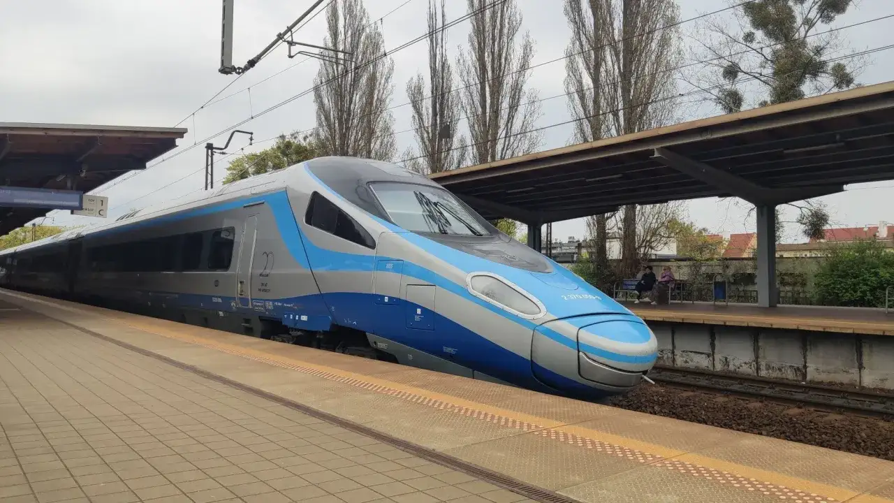 Pendolino z Gdańska do Krakowa, pociąg PKP Intercity, stoi na peronie.
