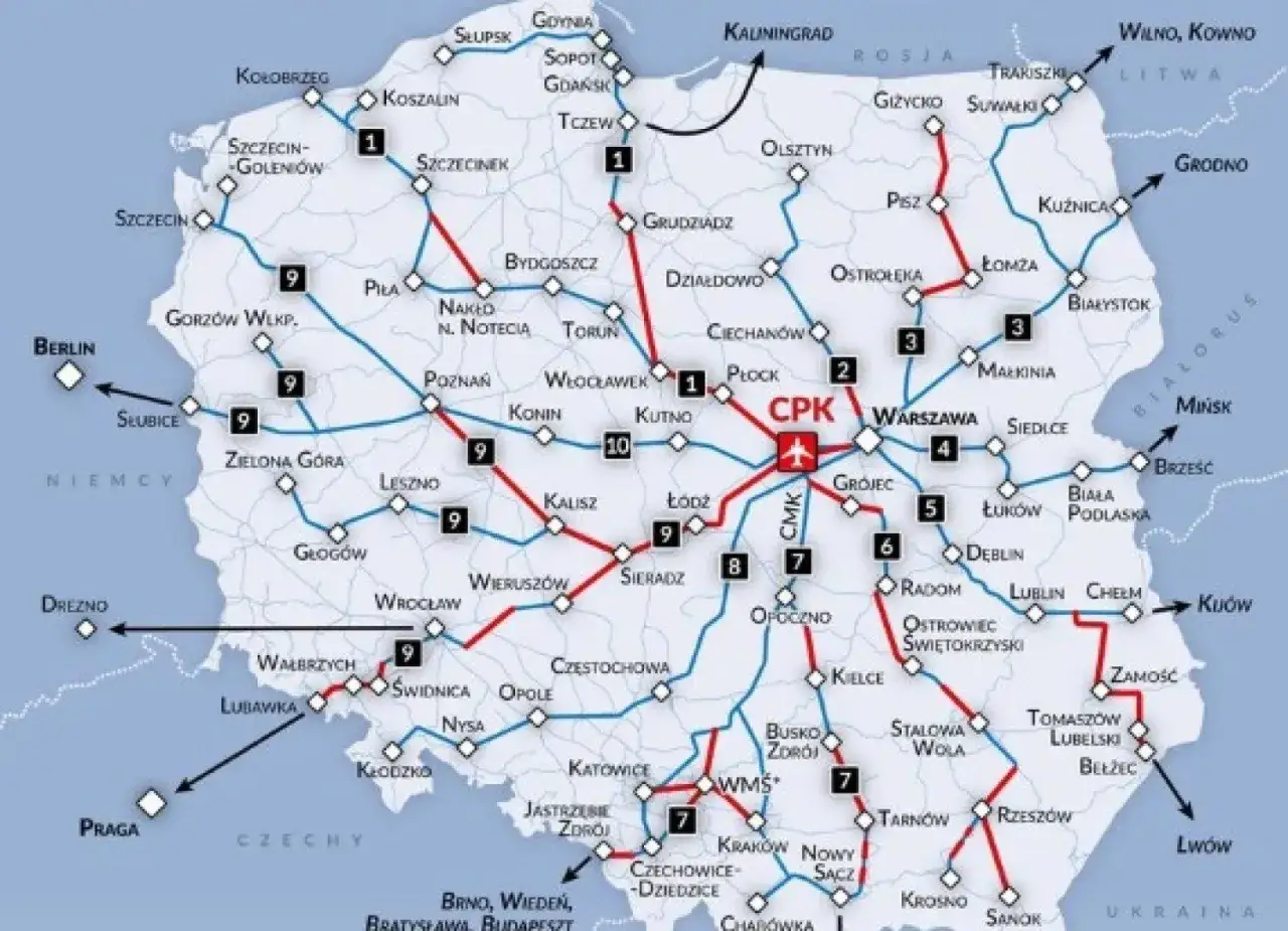Mapa kolejowa Polski z zaznaczonym CPK. Linie czerwone i niebieskie łączą miasta, w tym planowany pociąg do Łomży.