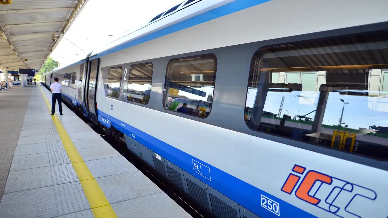 Maszynista Intercity czeka na peronie. Zastanawiasz się, ile zarabia maszynista w Intercity?