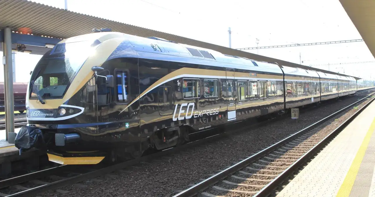 Nowoczesny pociąg LEO Express na peronie w Czechach, lśniący czarno-złotymi barwami.