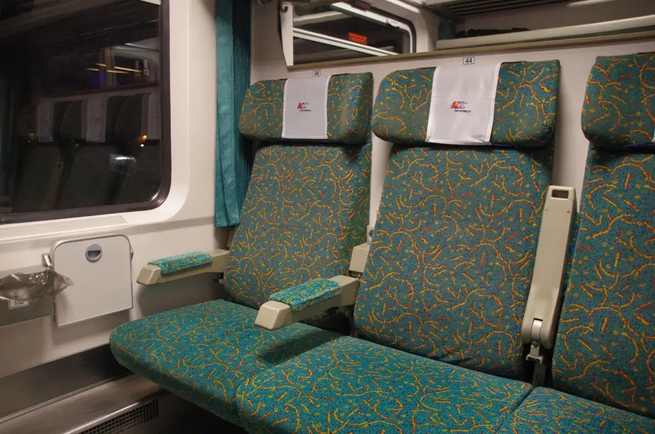 Wygodne miejsca w pociągu Intercity, z charakterystycznym wzorem na tapicerce. Gotowi na podróż?