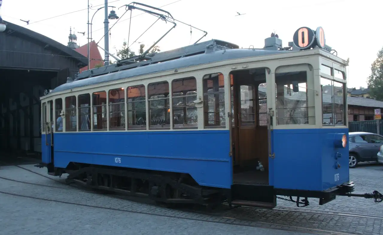 Stary tramwaj z numerem 1076 czeka na pasażerów. Zastanawiasz się, ile jest z dworca na rynek w Krakowie?