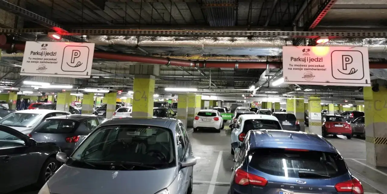 Parking podziemny przy dworcu PKP w Katowicach. Znaki informują: