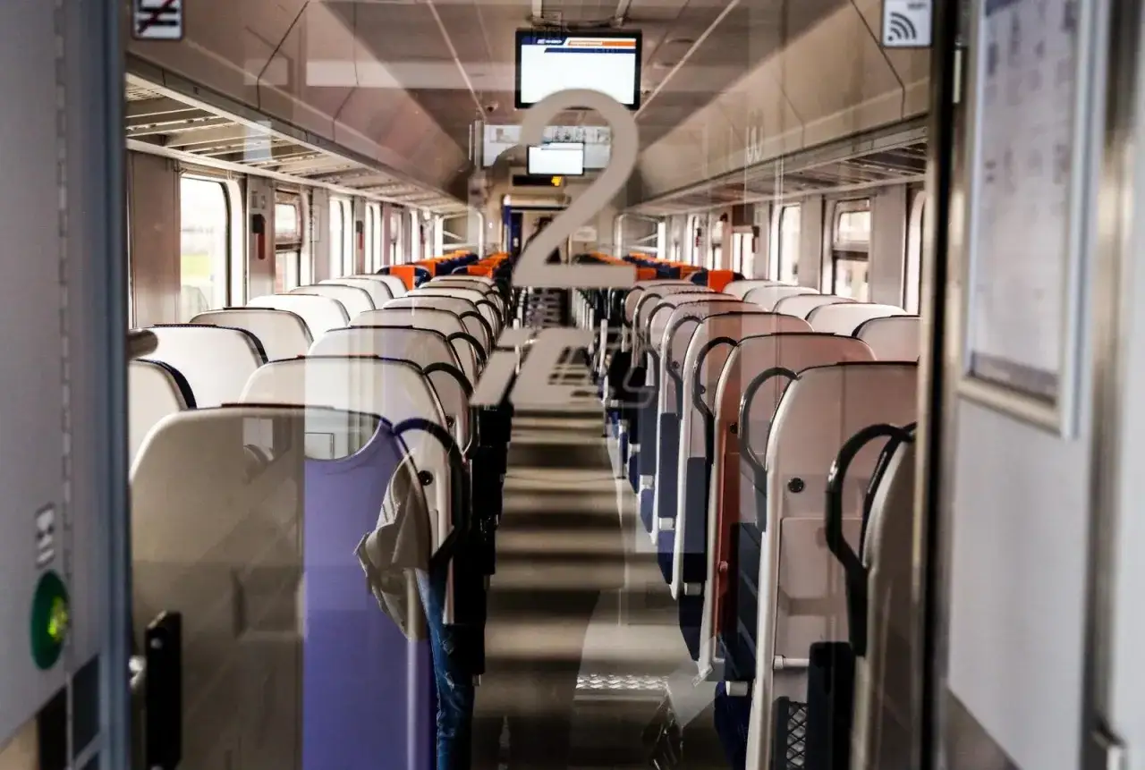 Puste siedzenia w wagonie kolejowym, czy to eic to pendolino? Widok z perspektywy pierwszego wagonu.