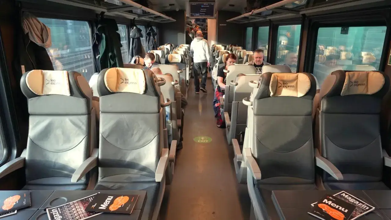 Wygodne fotele w pociągu Leo Express na trasie Warszawa-Kraków. Czas na relaks i lekturę menu.