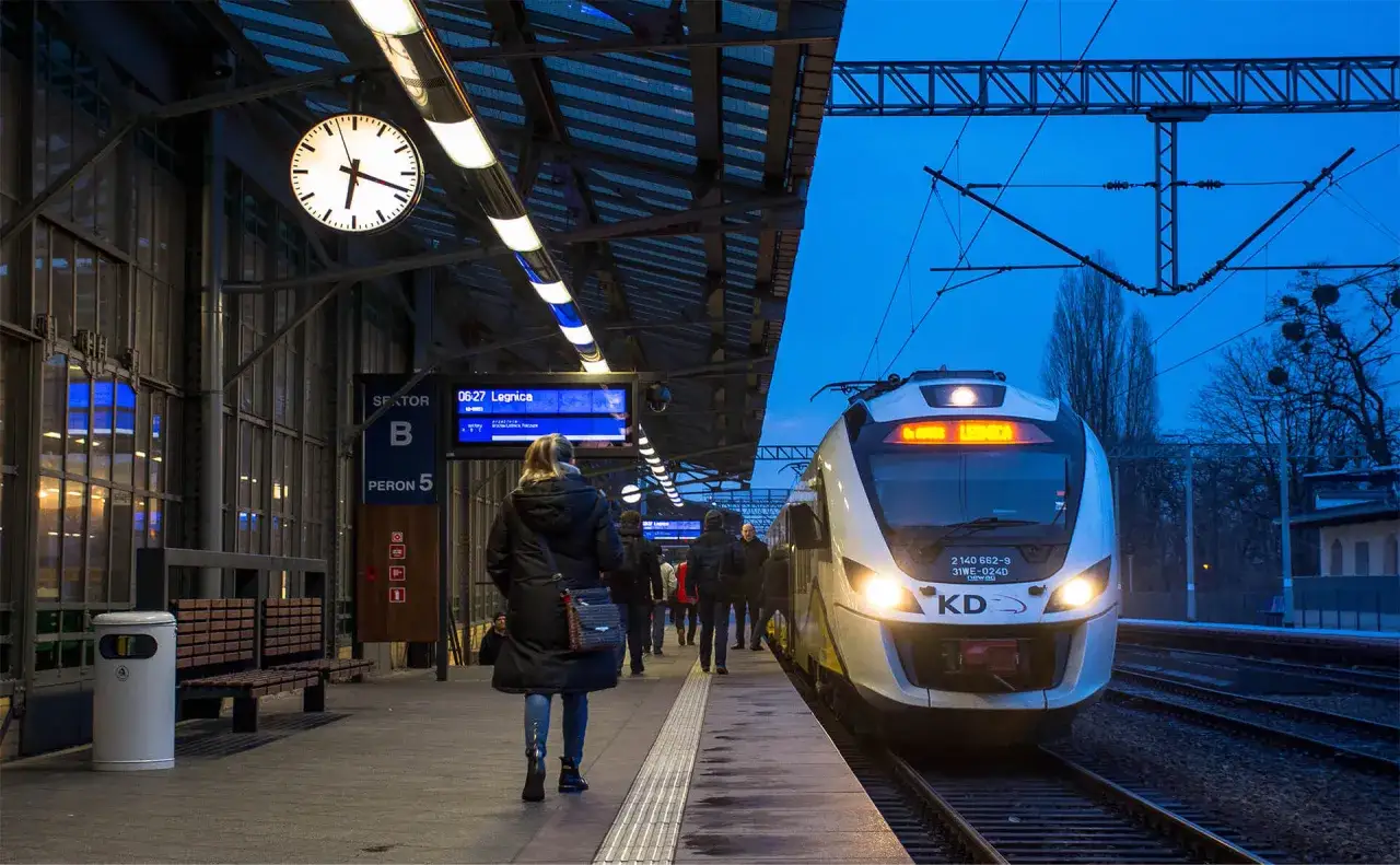 Pociąg KD z Nysy do Wrocławia czeka na peronie. Ludzie idą w stronę nowoczesnego składu.