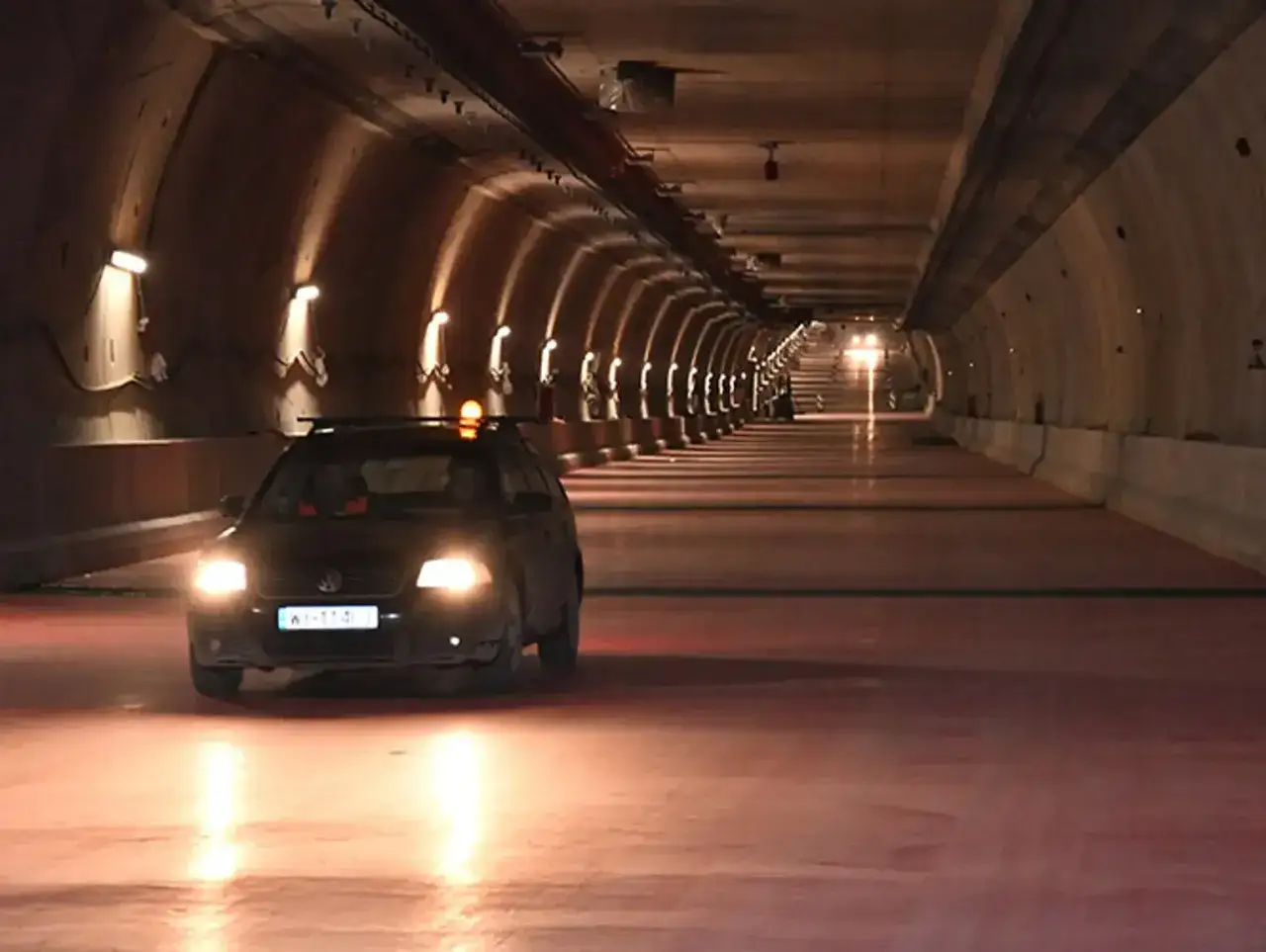 Samochód wjeżdża do tunelu pod Świnoujściem, który zastąpił przeprawę promową Karsibór.