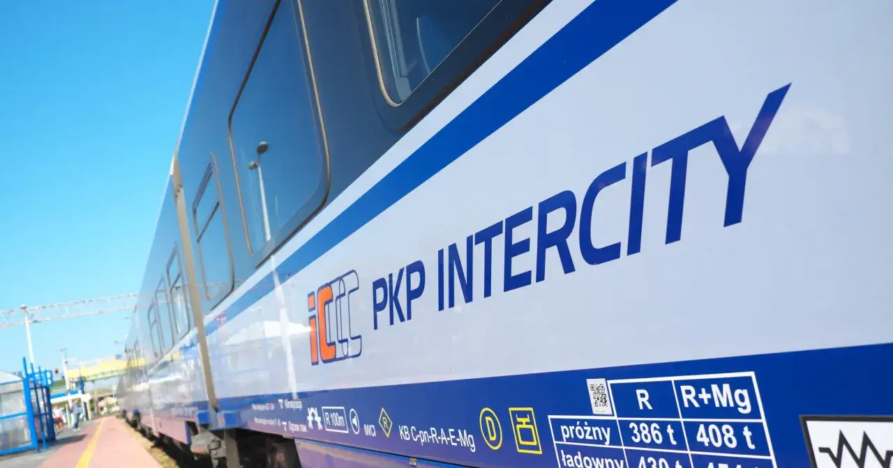 Biało-niebieski pociąg PKP Intercity na tle błękitnego nieba. Czy na Pendolino są zniżki dla emerytów?