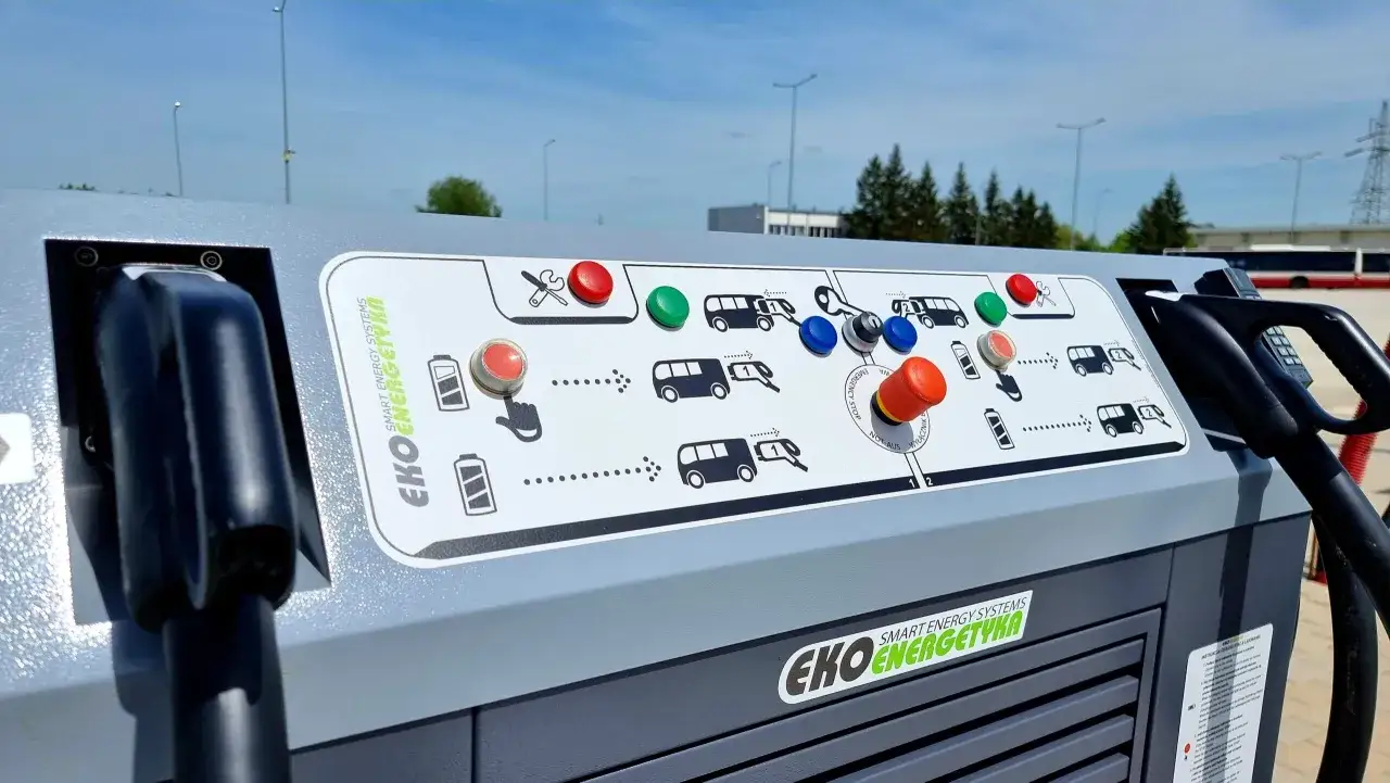 Stacja ładowania autobusów elektrycznych na mzk zajezdnia autobusowa. Panel sterowania z przyciskami i ikonami autobusów.