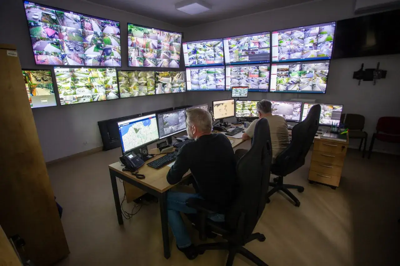 Centrum monitoringu w Słupsku. Na ekranach widać podgląd z kamer, a operatorzy czuwają nad bezpieczeństwem dworca.