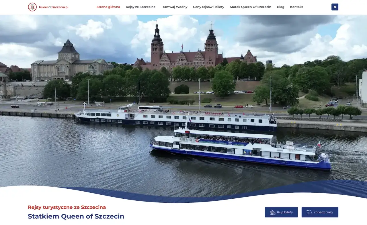 Dwa statki wycieczkowe, w tym tramwaj wodny Queen of Szczecin, cumują przy nabrzeżu w Szczecinie.