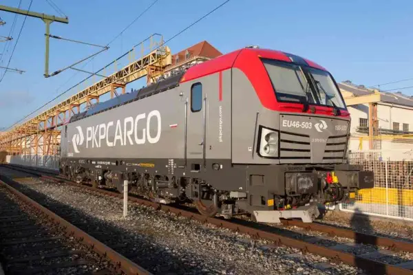 Nowoczesne lokomotywy PKP Cargo EU46-503 na torach, gotowe do transportu towarów.