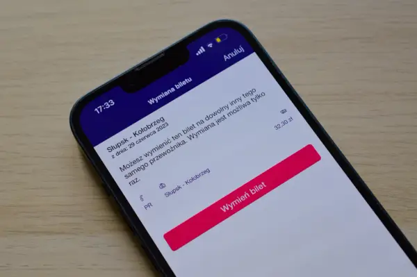 Ekran telefonu z opcją wymiany biletu na podróż Słupsk-Kołobrzeg. Możliwa jest wymiana na dowolny inny bilet tego samego przewoźnika.