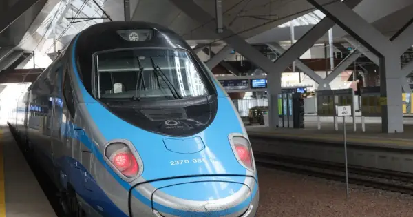Nowoczesny pociąg PKP Pendolino na stacji. Czekamy na odjazd, ale chwilowo trwa przerwa techniczna PKP.